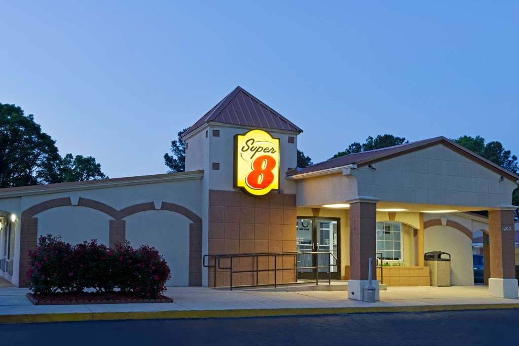 Super 8 by Wyndham Charlotte Airport North | 3200 Queen City Dr, Charlotte, NC 28208, USA | Phone: (704) 398-3144