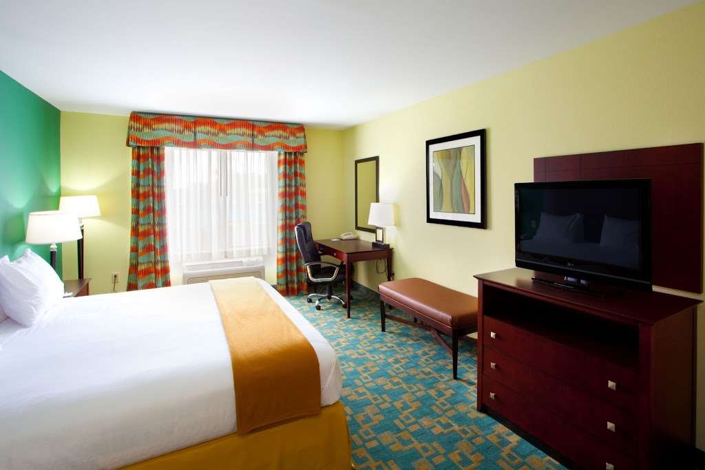 Holiday Inn Express & Suites Thornburg-S. Fredericksburg | 6415 Dan Bell Ln, Thornburg, VA 22565, USA | Phone: (540) 604-9690