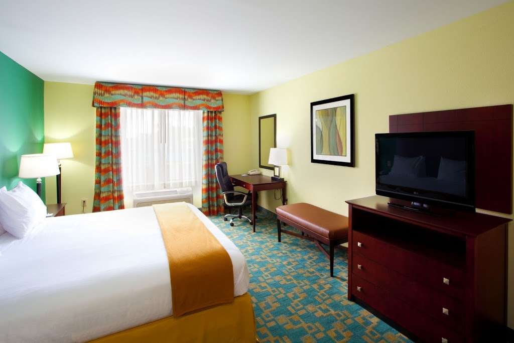 Holiday Inn Express & Suites Thornburg-S. Fredericksburg | 6415 Dan Bell Ln, Thornburg, VA 22565 | Phone: (540) 604-9690