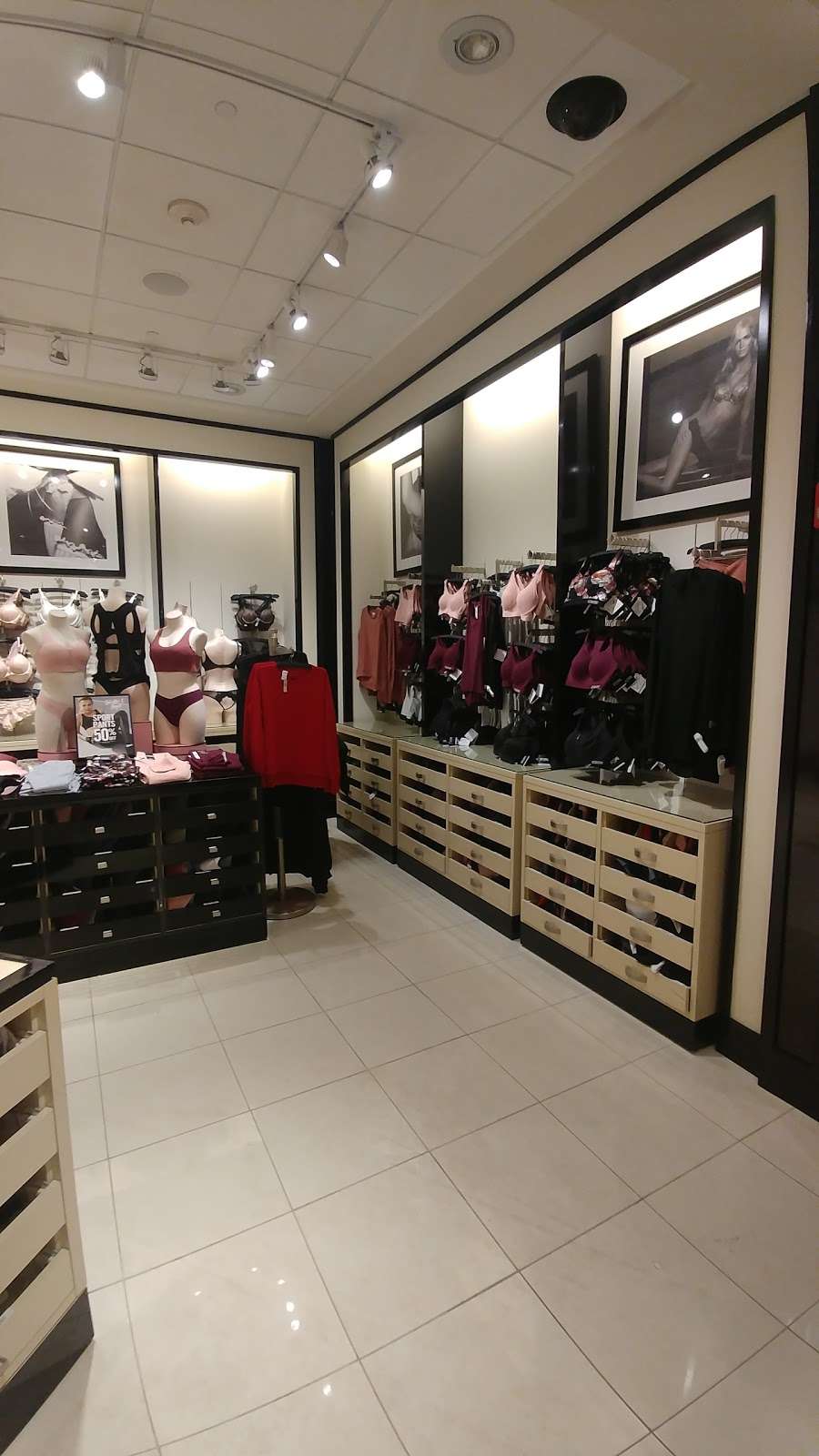 Victorias Secret & PINK | 1964 S Randall Rd, Algonquin, IL 60102, USA | Phone: (847) 658-1682