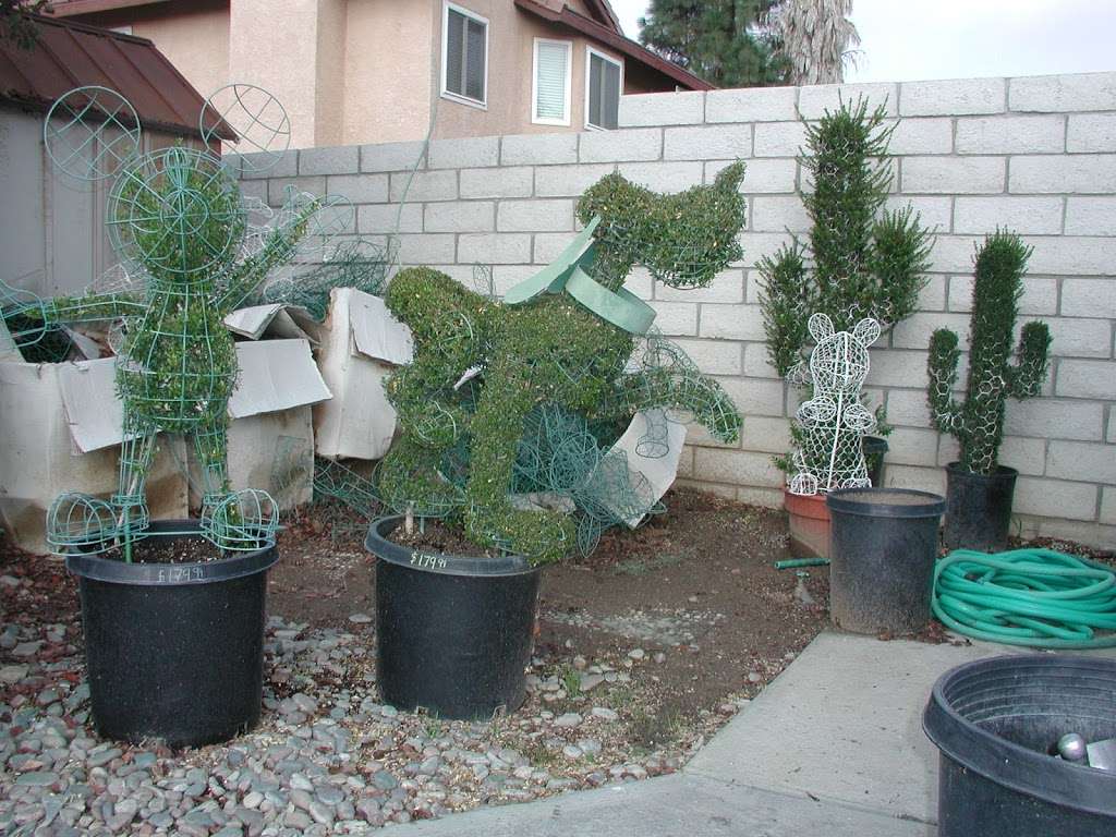 Chris Topiary | 9004 Copley Ln, Riverside, CA 92503 | Phone: (951) 352-3526