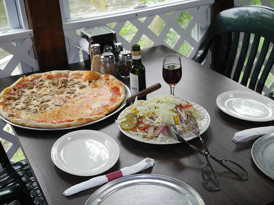 Domenicos Pizzeria and Liquor Store | 507 US-46, Belvidere, NJ 07823, USA | Phone: (908) 475-1673