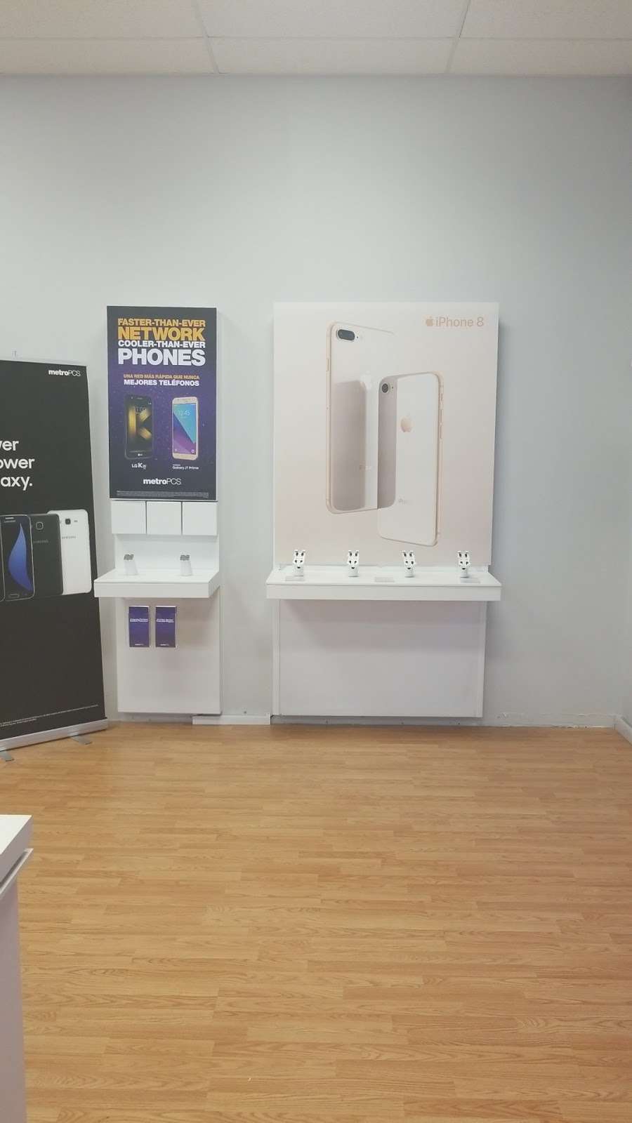 Metro by T-Mobile | 125 W 159th St, Harvey, IL 60426, USA | Phone: (708) 893-0147