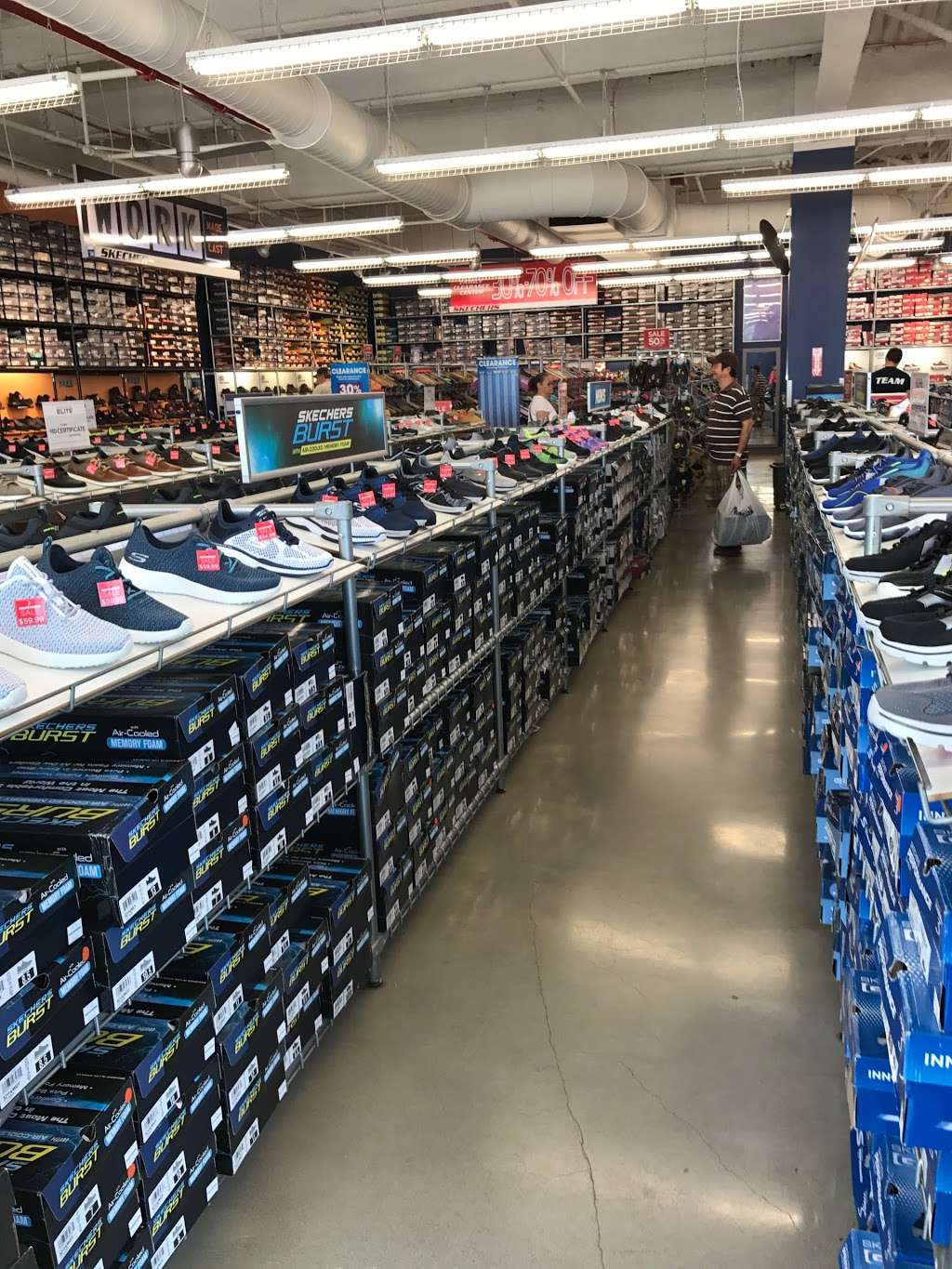 skechers outlet queens