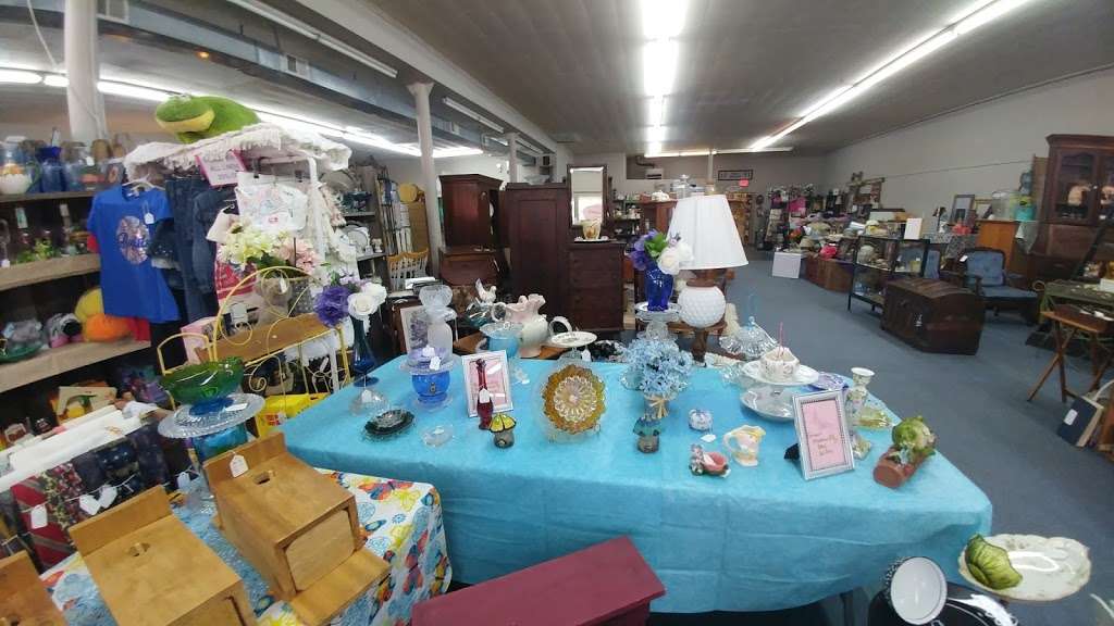 P. Pickers Vintage Mart | 1247, 211, S 2nd St, Odessa, MO 64076 | Phone: (816) 653-2269