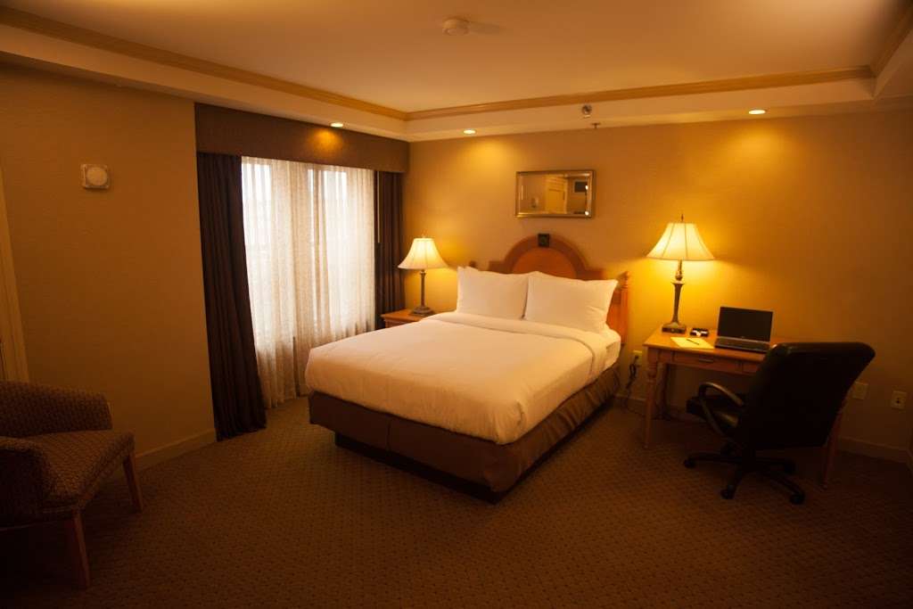 Ambassador Hotel Milwaukee | 2308 W Wisconsin Ave, Milwaukee, WI 53233, USA | Phone: (888) 322-3326