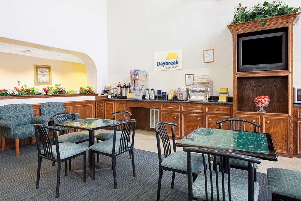 Days Inn & Suites by Wyndham Houston North/Aldine | 10137 North Fwy, Houston, TX 77037, USA | Phone: (832) 856-5399