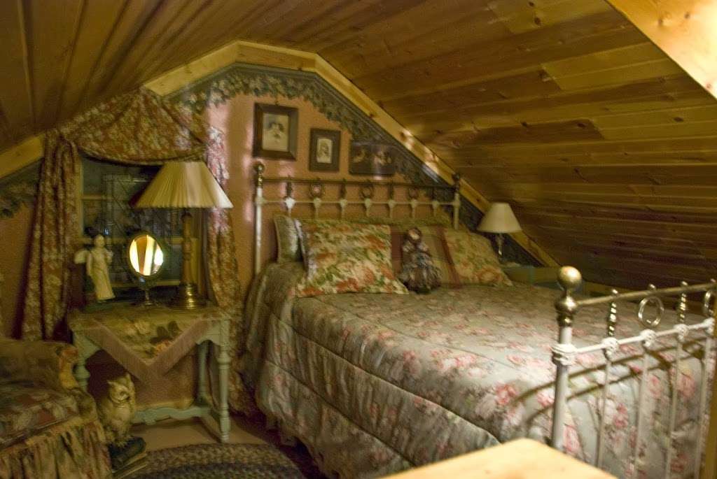 Vienna Woods Bed and Breakfast | 7405 James A Reed Rd, Kansas City, MO 64133, USA | Phone: (816) 353-5393