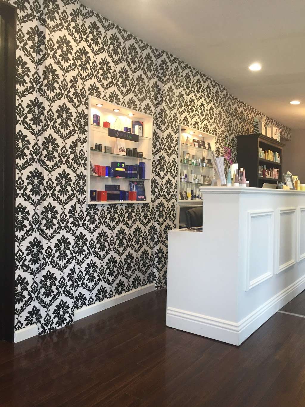 Skin Savvy Medical Spa | 49 Pier Ave, Hermosa Beach, CA 90254 | Phone: (310) 374-4181