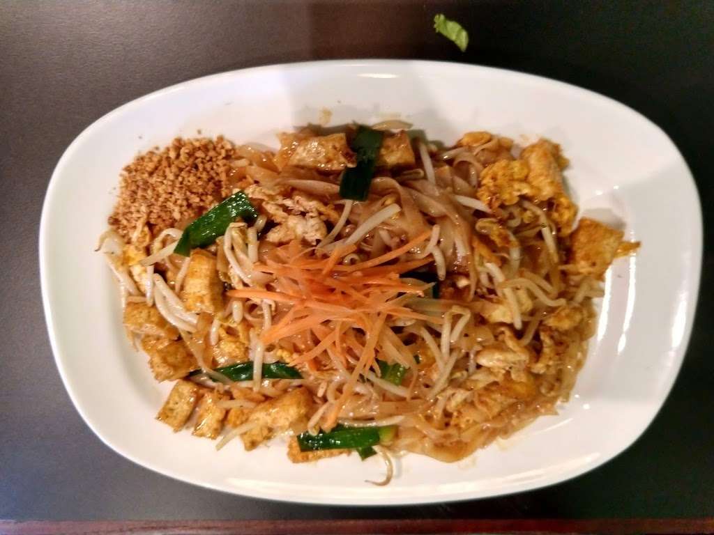 Naree Kitchen Thai & Sushi | 7933 State Ave #105, Kansas City, KS 66112, USA | Phone: (913) 766-1202