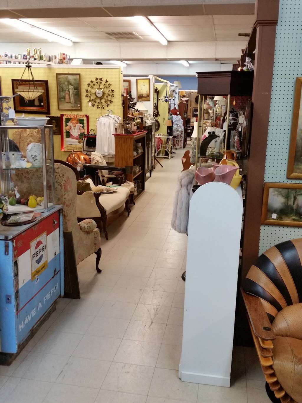 Resettlers Antique Mall | 1635 Salisbury Rd, Statesville, NC 28677, USA | Phone: (704) 872-6211