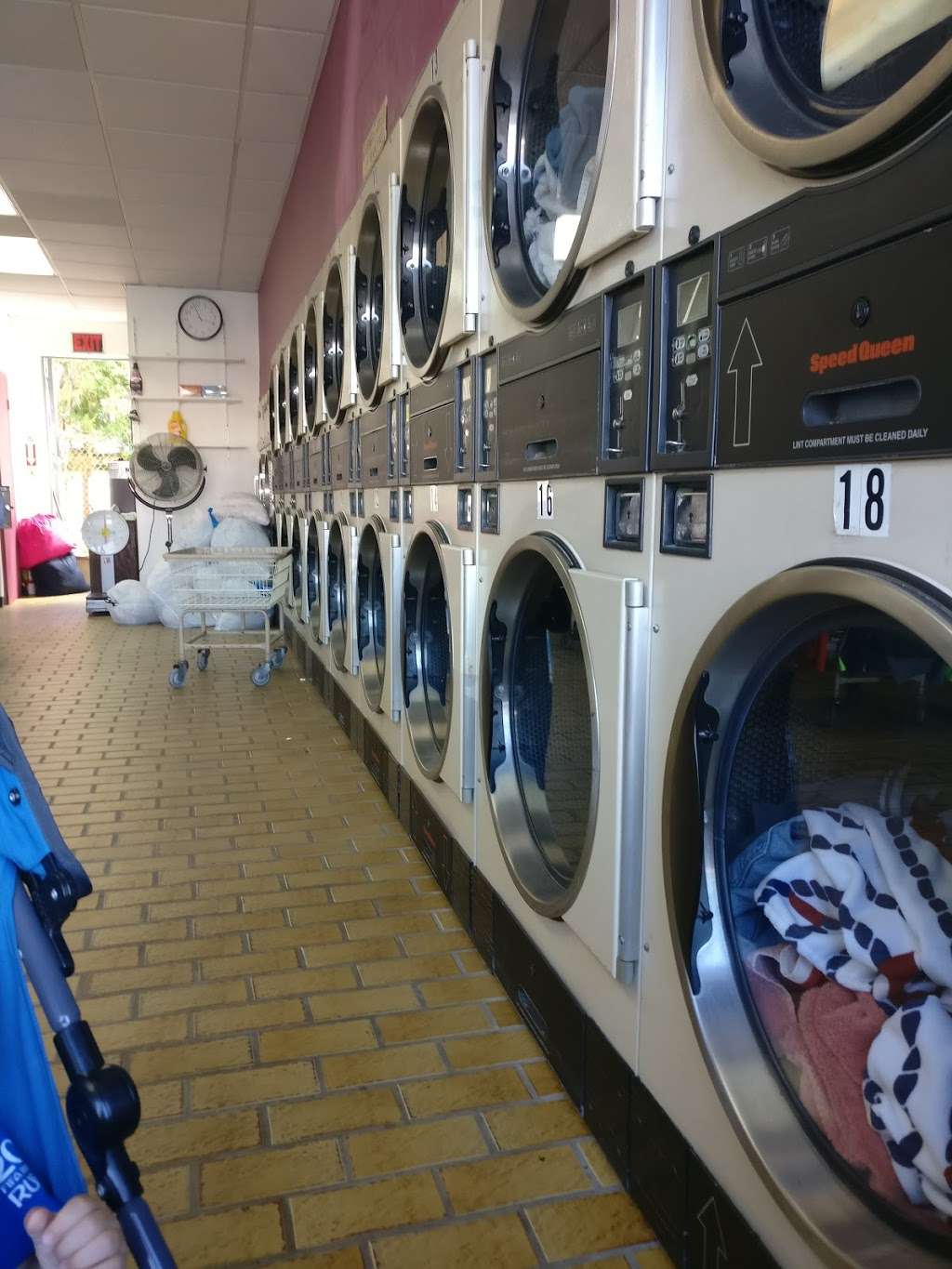 I & C Laundromat | 4203 Hylan Blvd # 3, Staten Island, NY 10308 | Phone: (718) 966-5122