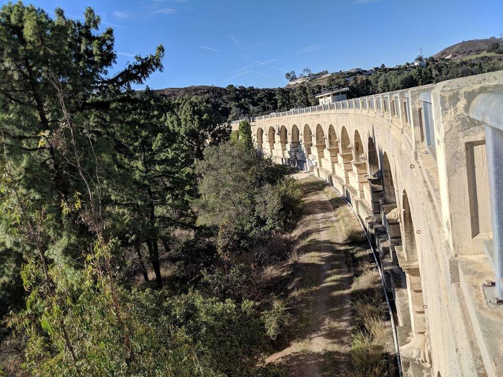 Hollywood Reservoir Trailhead | 6381-6399 Weidlake Dr, Los Angeles, CA 90068, USA