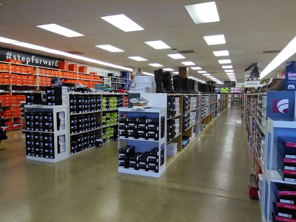 Famous Footwear Outlet | ROCKVALE SQUARE OUTLETS, 35 S Willowdale Dr SUITE 212, Lancaster, PA 17602, USA | Phone: (717) 224-2000