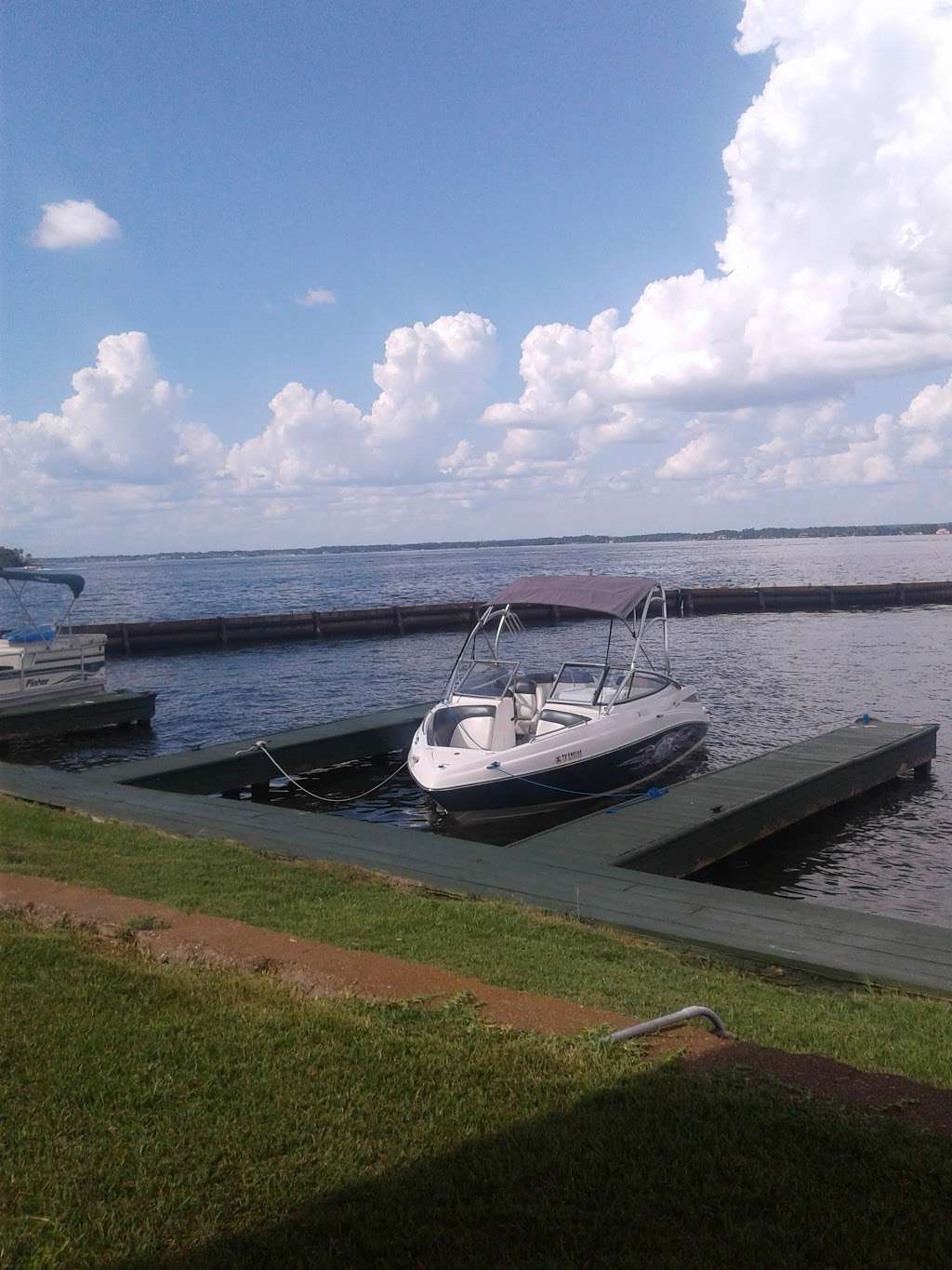 Lakeview Marina & Boat Rentals | 880 Beach Walk Blvd, Conroe, TX 77304, USA | Phone: (936) 588-3190