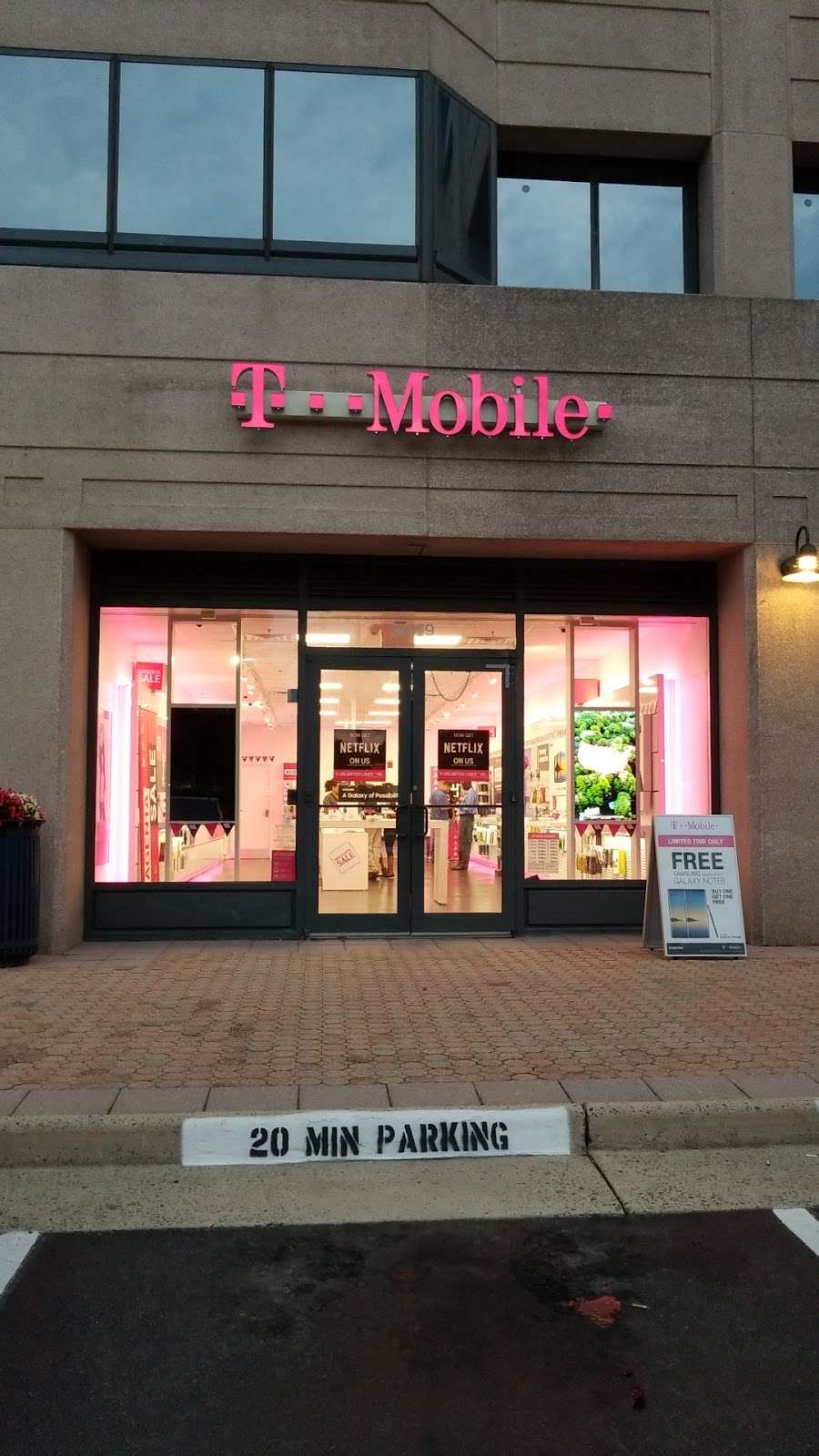 T-Mobile | 13079 Worldgate Dr, Herndon, VA 20170 | Phone: (571) 418-0575