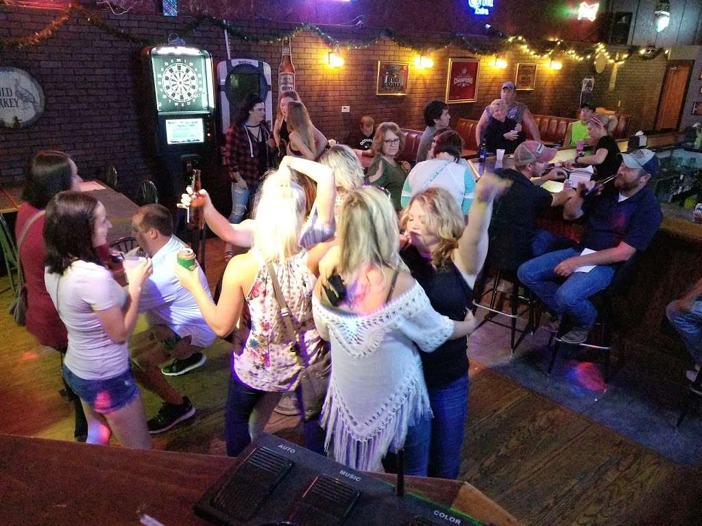 Gigs Place | 220 E Locust St, Fairbury, IL 61739, USA | Phone: (815) 692-3302