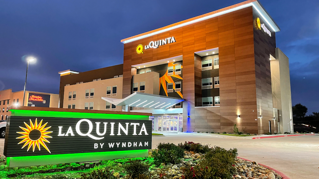 La Quinta Inn & Suites by Wyndham Dallas/Fairpark | 8687 E R L Thornton Fwy, Dallas, TX 75228, USA | Phone: (972) 685-7676