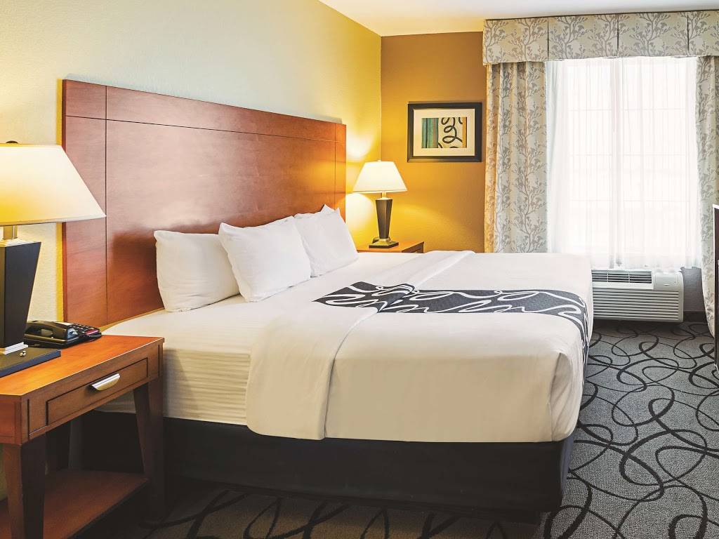 La Quinta Inn & Suites by Wyndham Ft. Worth - Forest Hill TX | 3346 Forest Hill Cir, Fort Worth, TX 76140, USA | Phone: (817) 339-6977