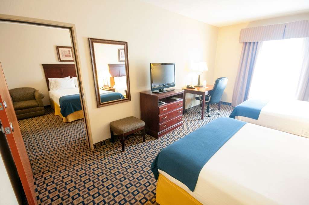 Holiday Inn Express & Suites Chicago North-Waukegan-Gurnee | 611 Lakehurst Rd, Waukegan, IL 60085, USA | Phone: (847) 473-4400