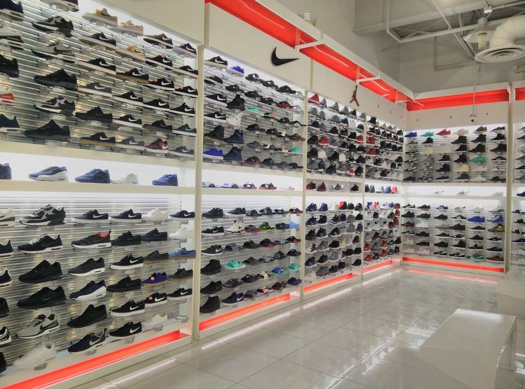 Shoe Palace | 4976 Premium Outlets Way Space #210, Chandler, AZ 85226 | Phone: (480) 639-1895