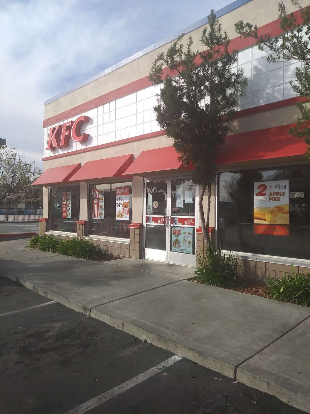 KFC | 1300 Georgia St, Vallejo, CA 94590, USA | Phone: (707) 643-1253
