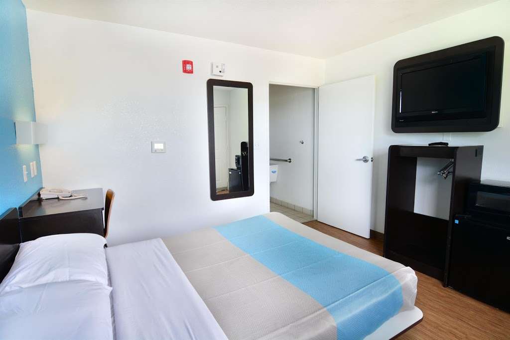 Motel 6 Galveston | 7404 Avenue J, Galveston, TX 77554, USA | Phone: (409) 740-3794