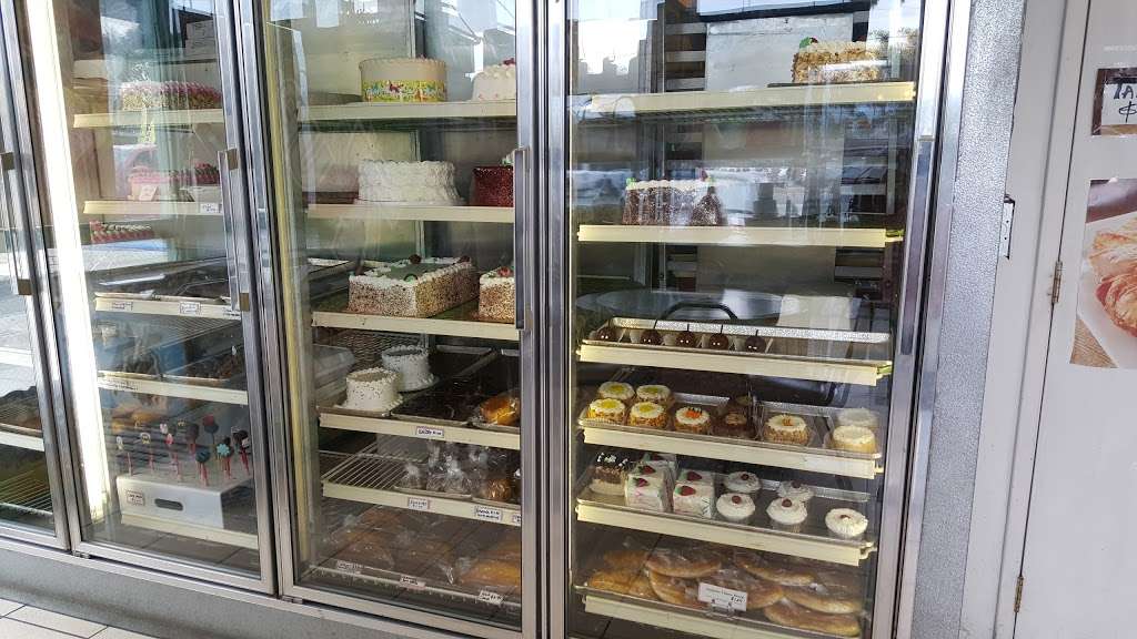 Happy Bakery & Donuts | 4550 N Lark Ellen Ave, Covina, CA 91722, USA | Phone: (626) 331-0093