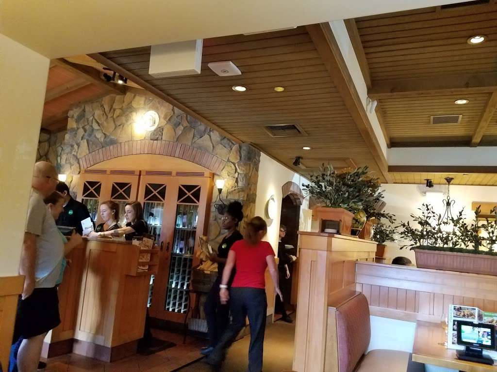 Olive Garden Italian Restaurant | 650 NW Blue Pkwy, Lees Summit, MO 64063 | Phone: (816) 347-9778