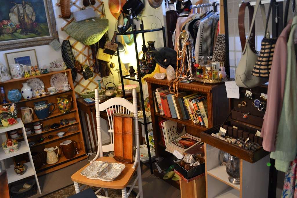 Montgomery Antique Center | 40 Railroad Ave, Montgomery, NY 12549, USA | Phone: (845) 457-7100