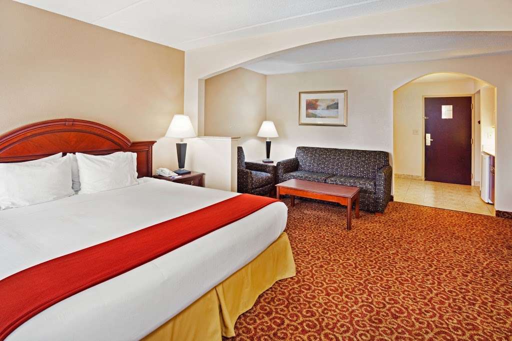 Holiday Inn Express & Suites Kings Mountain - Shelby Area | 100 Woodlake Pkwy, Kings Mountain, NC 28086, USA | Phone: (704) 734-0014
