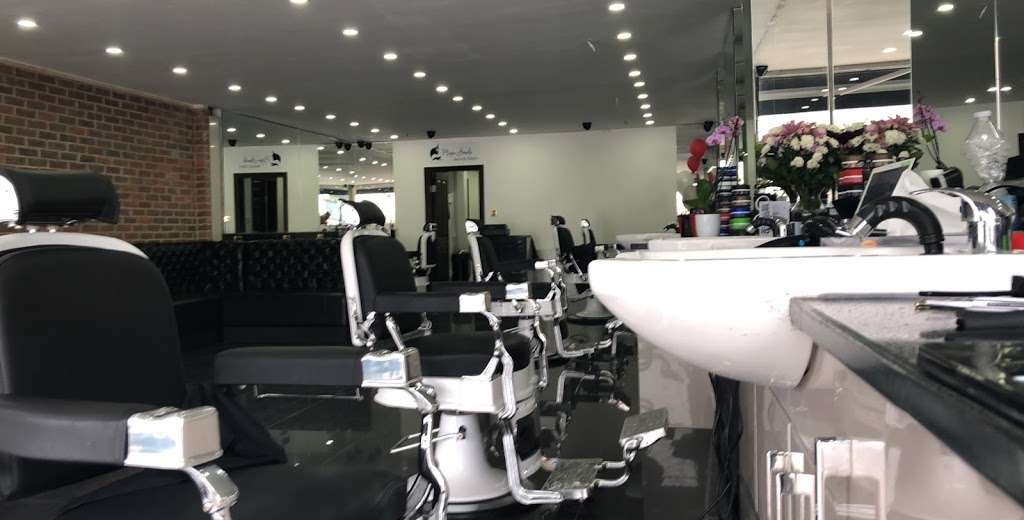 Silvanis Barbers | 240 Kingston Rd, New Malden KT3 3RN, UK | Phone: 020 8241 0590