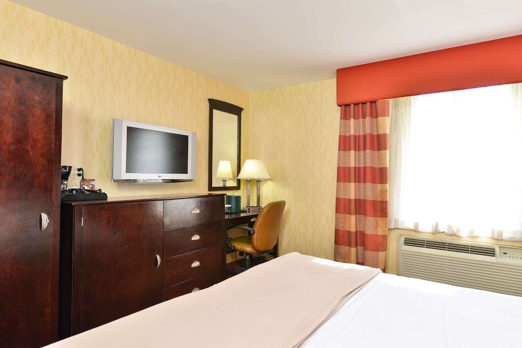 Lexington Inn at JFK Airport | 138-05 Jamaica Ave, Jamaica, NY 11435, USA | Phone: (718) 523-3100