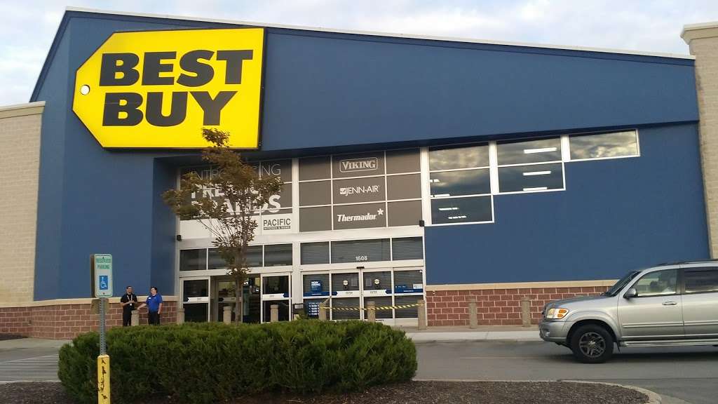 Best Buy - 1608 NW Chipman Rd, Lee's Summit, MO 64081