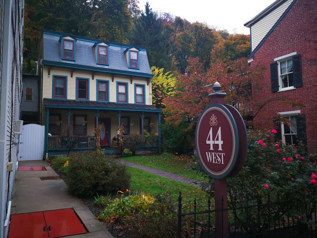 Broadway House | 44 W Broadway, Jim Thorpe, PA 18229, USA | Phone: (570) 732-0055