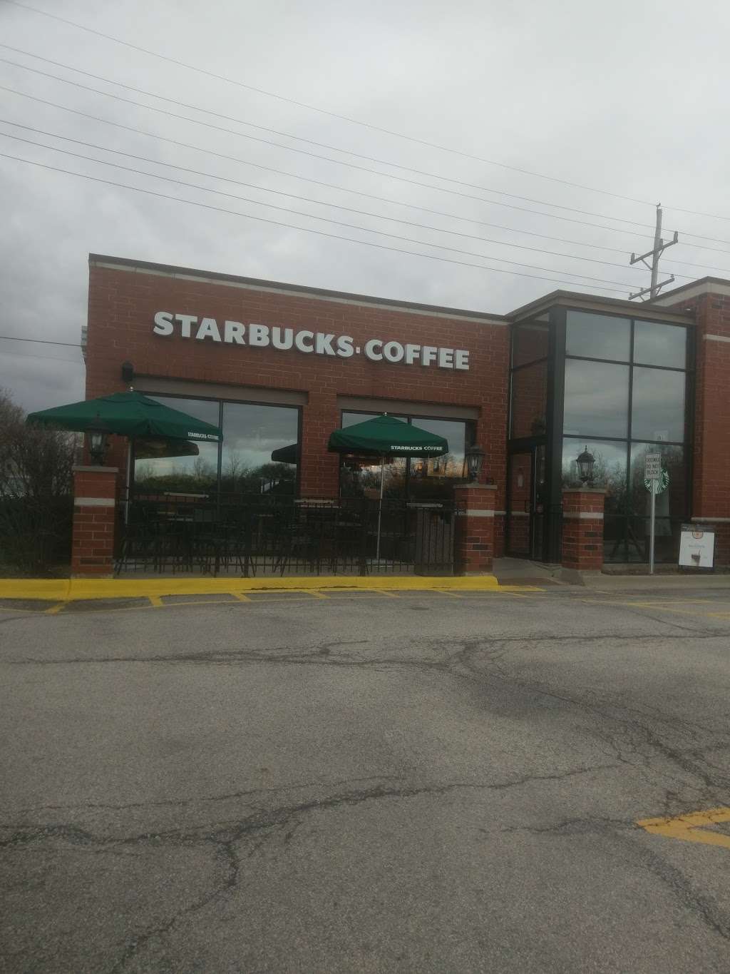 Starbucks | 950 Sheridan Rd, Highwood, IL 60040, USA | Phone: (847) 681-0344