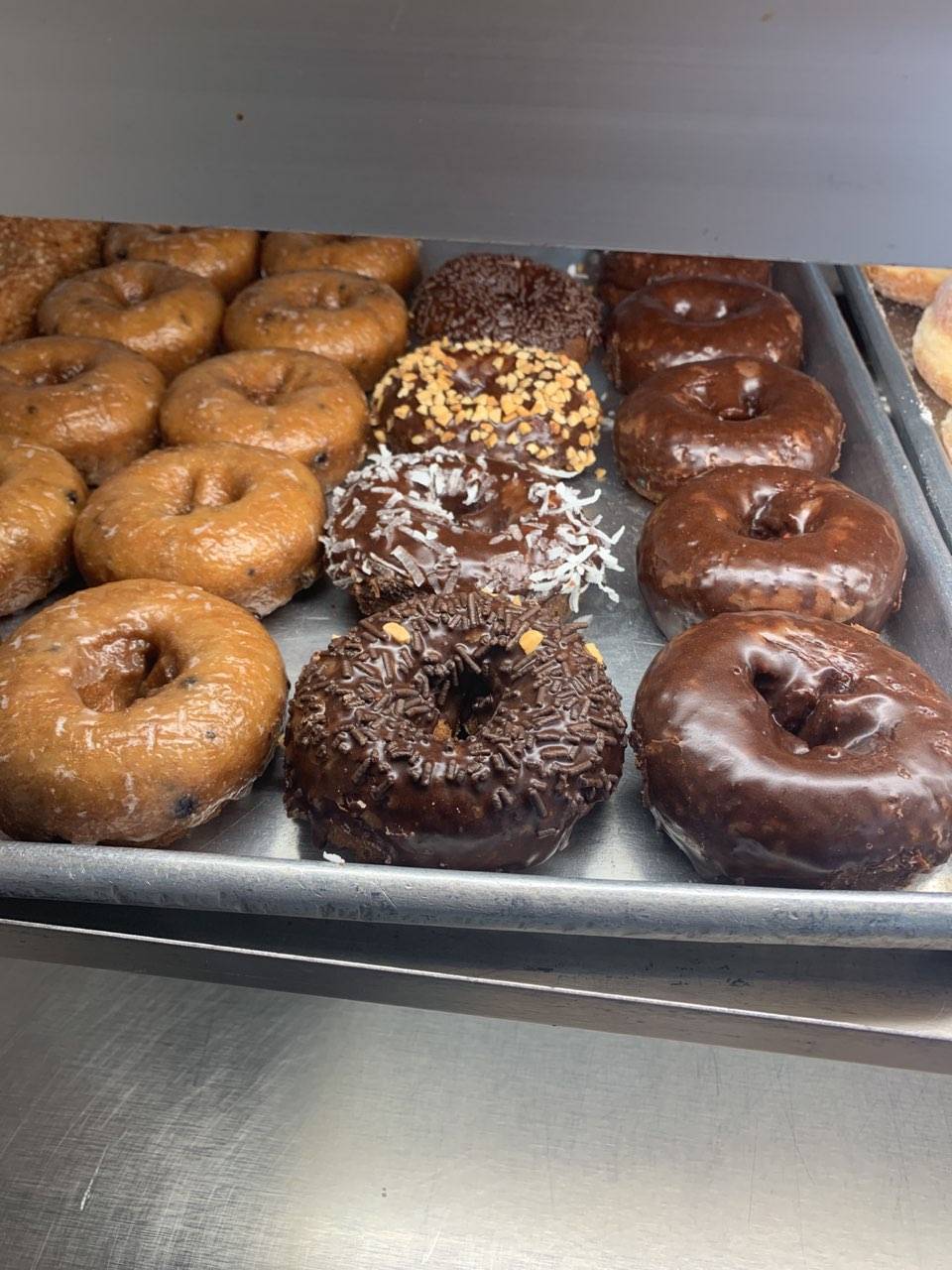 Top Donut House | 2634 W Orangethorpe Ave, Fullerton, CA 92833, USA | Phone: (714) 738-5245