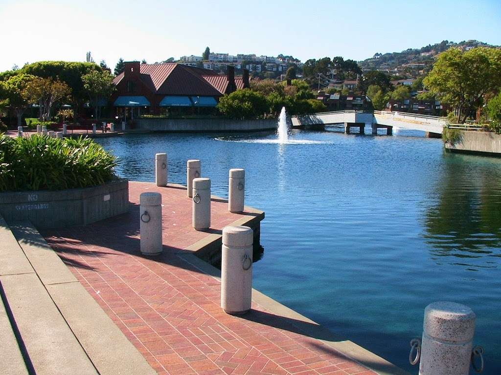 Point Tiburon Plaza Inc Parking | 1701 Tiburon Boulevard Belvedere, Tiburon, CA 94920, USA | Phone: (415) 435-5400