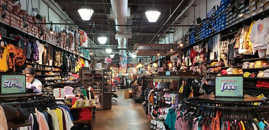 Zumiez | 8001 S Orange Blossom Trail #636, Orlando, FL 32809, USA | Phone: (407) 858-9727