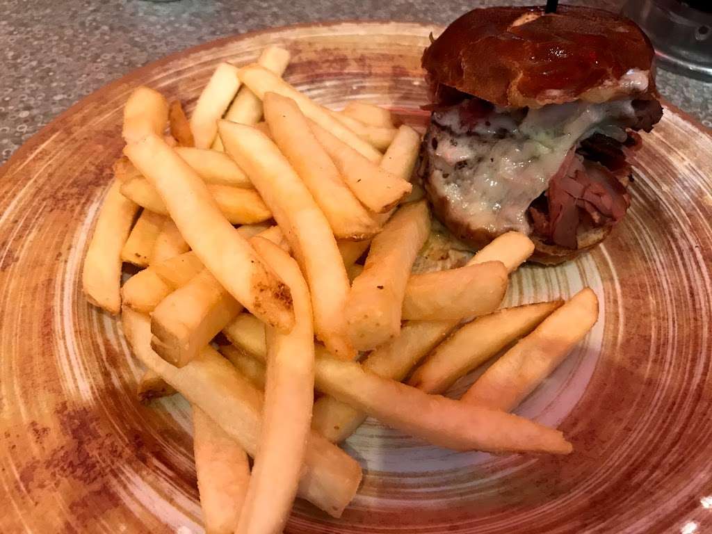 Isaacs Restaurant - Centerville | 245 Centerville Rd, Lancaster, PA 17603, USA | Phone: (717) 393-1199