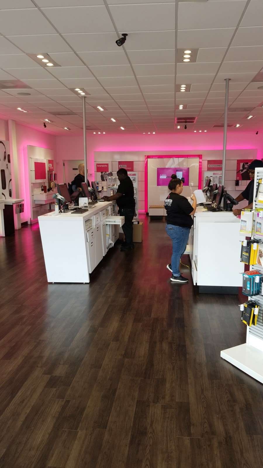 T-Mobile | 8780 Tidwell Rd, Houston, TX 77028, USA | Phone: (832) 271-5707