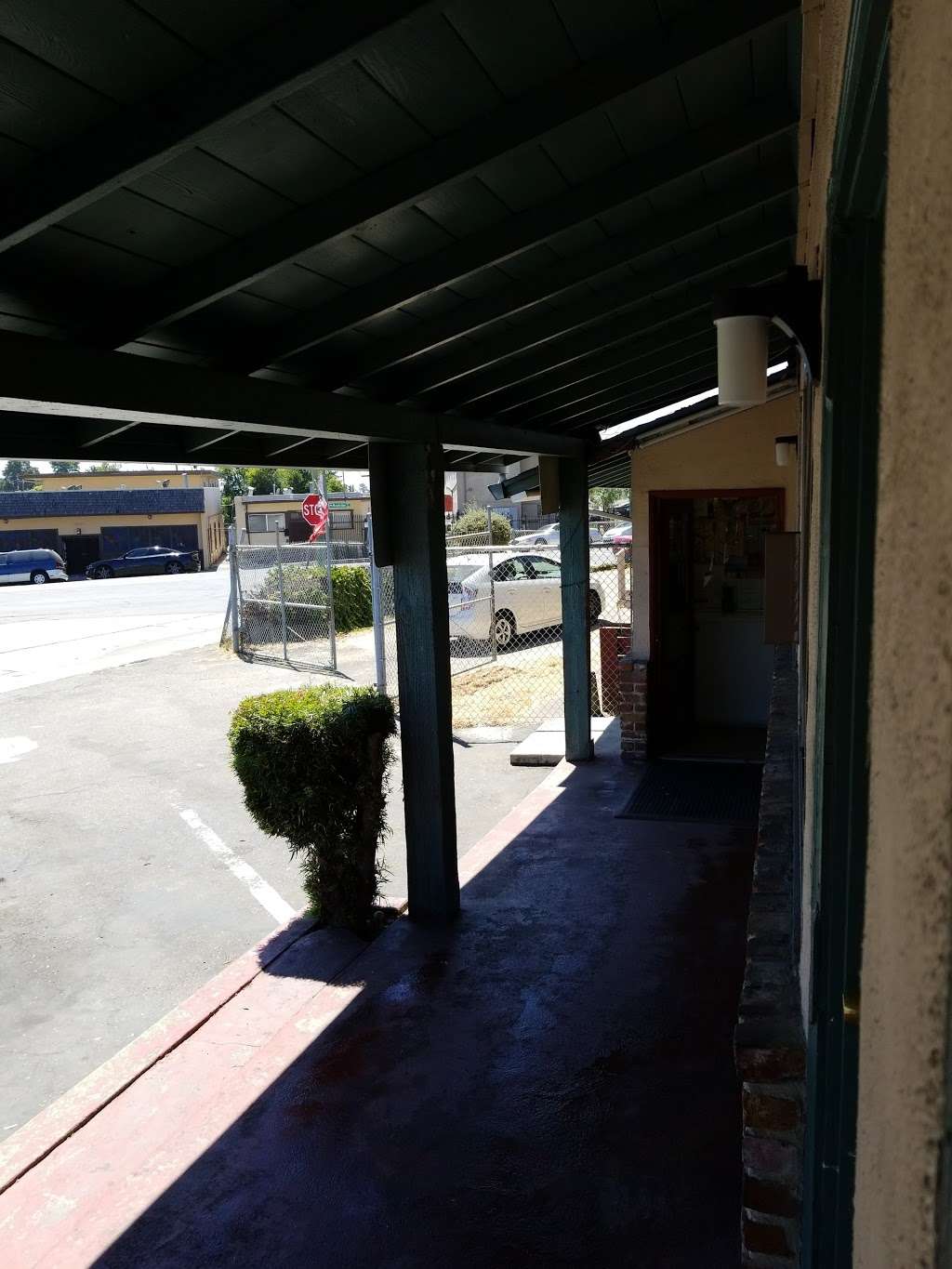 Commodore Motel | 10100 MacArthur Blvd, Oakland, CA 94605, USA | Phone: (510) 568-4068
