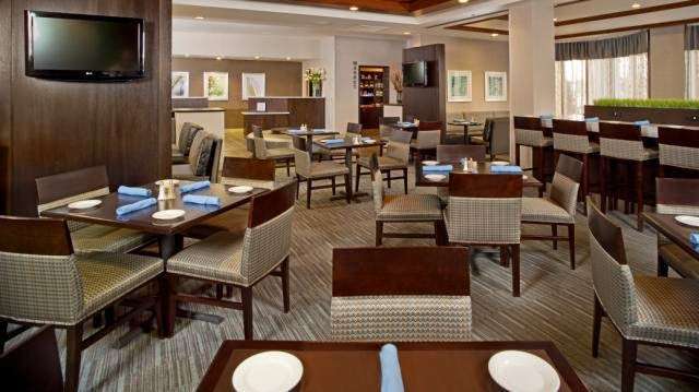 DoubleTree by Hilton Hotel Chicago Wood Dale - Elk Grove | 1200 N Mittel Blvd, Wood Dale, IL 60191, USA | Phone: (630) 860-2900