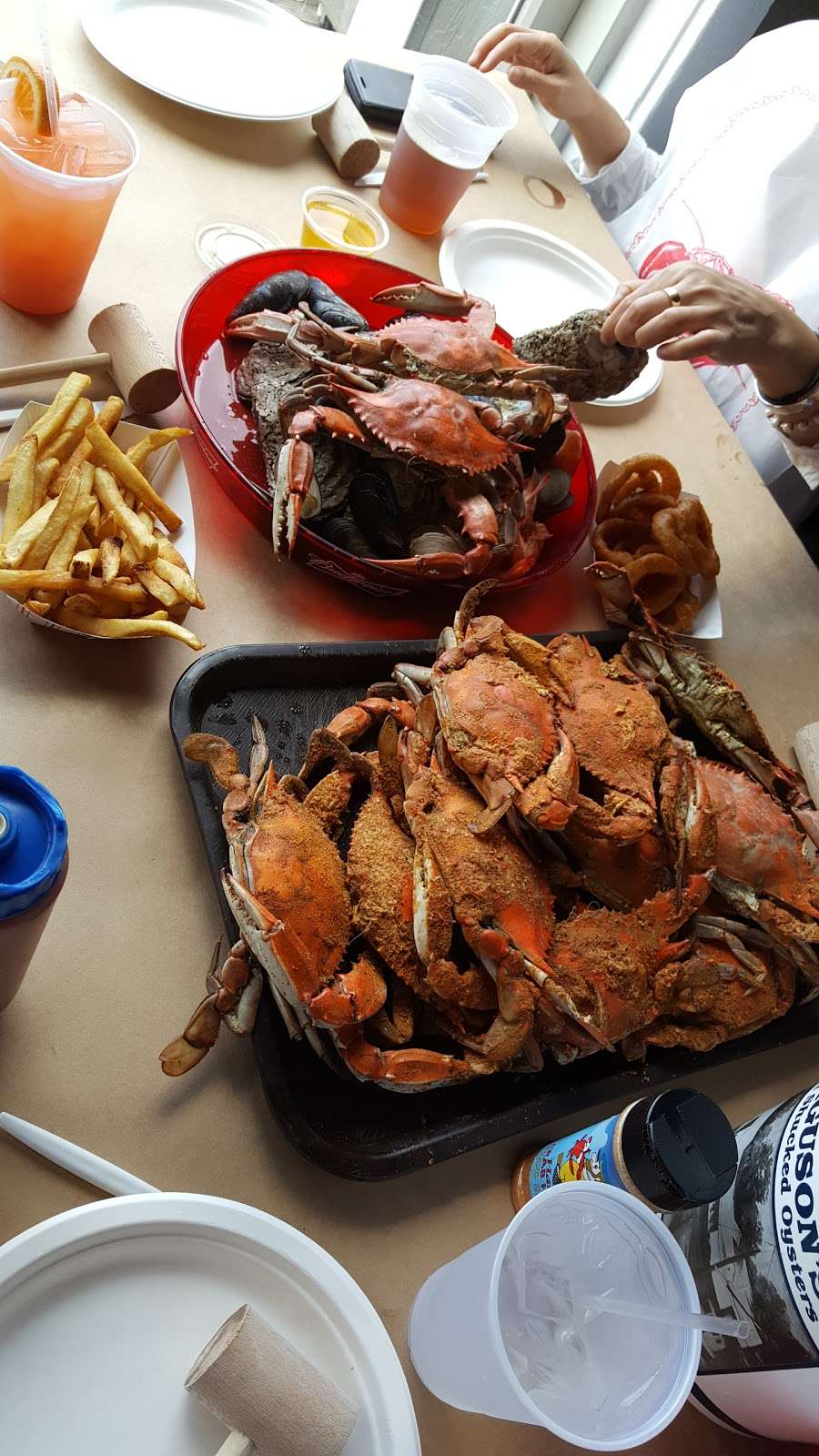 Harris Crab House | 433 Kent Narrow Way N, Grasonville, MD 21638, USA | Phone: (410) 827-9500