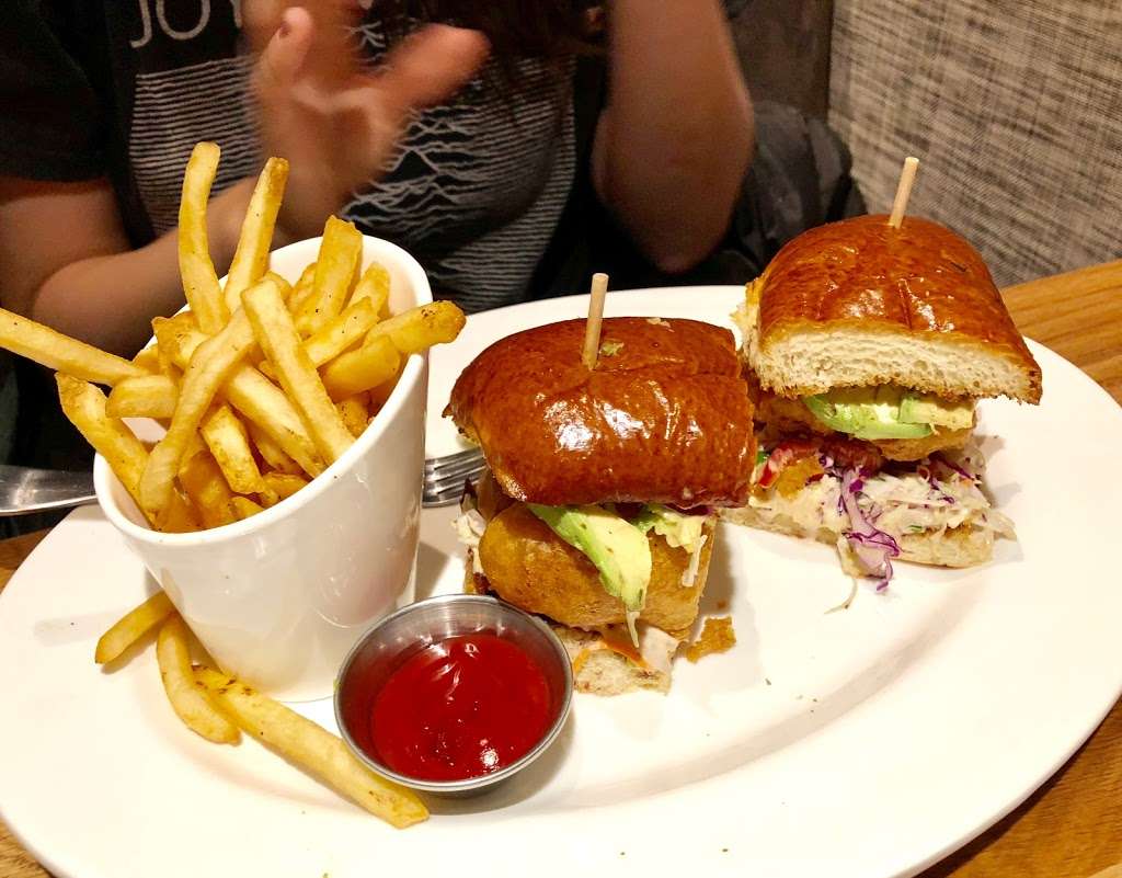 Cooper's Hawk Winery & Restaurant, 950 Lake St, Oak Park, IL 60301, USA