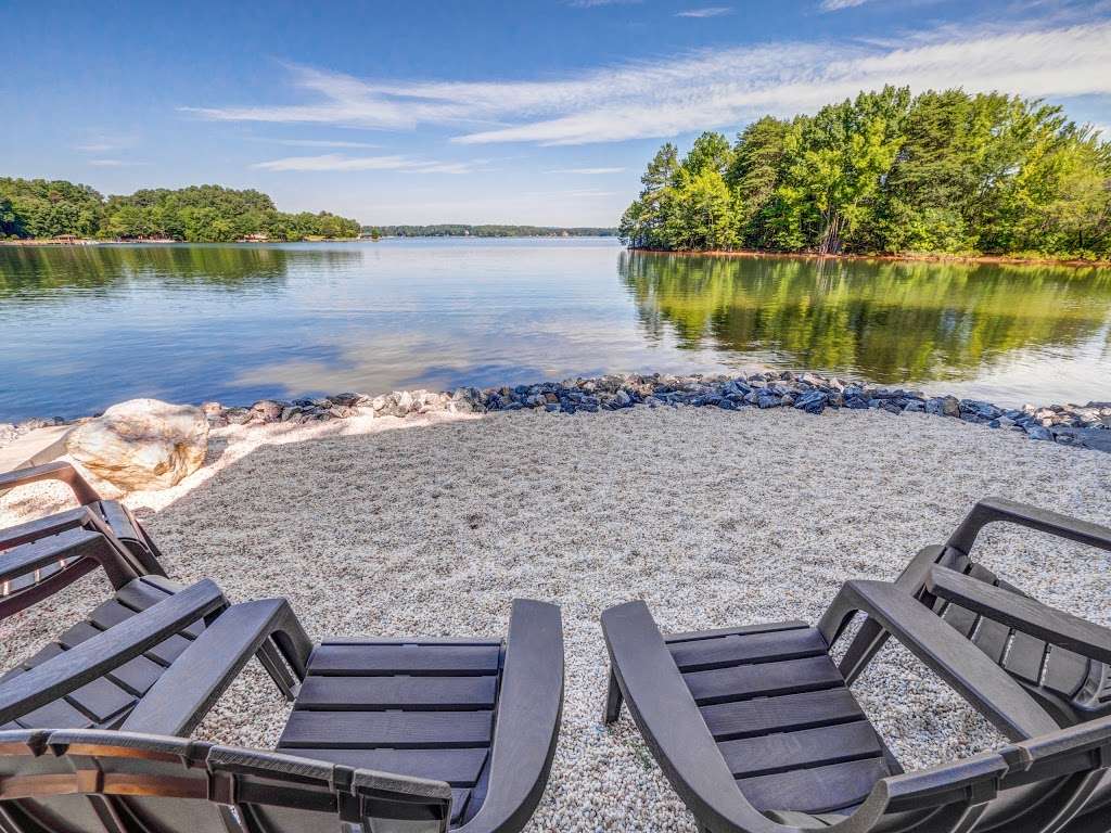 Lake Norman Hideaway Vacation Home | 135 Misty Cove Ln, Mooresville, NC 28117, USA | Phone: (704) 924-0510