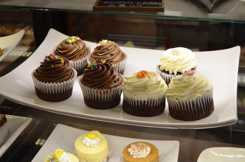 Broadway’s Pastry & Coffee Shop | 258 W Broadway, Boston, MA 02127, USA | Phone: (617) 268-2253