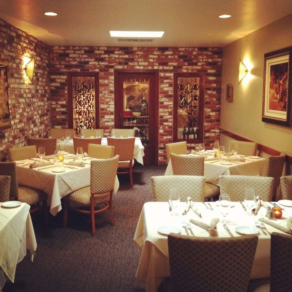 Vigiluccis Seafood & Steakhouse | 3878 Carlsbad Blvd, Carlsbad, CA 92008, USA | Phone: (760) 434-2580