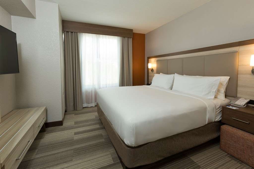 Holiday Inn Express & Suites S Lake Buena Vista | 5001 Calypso Cay Way, Kissimmee, FL 34746, USA | Phone: (407) 997-1400