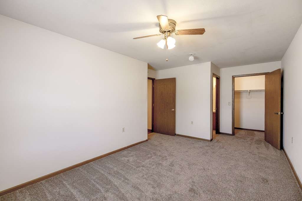 Laurel Glen Apartments | 1401 E 24th St, Lawrence, KS 66046, USA | Phone: (785) 329-0577